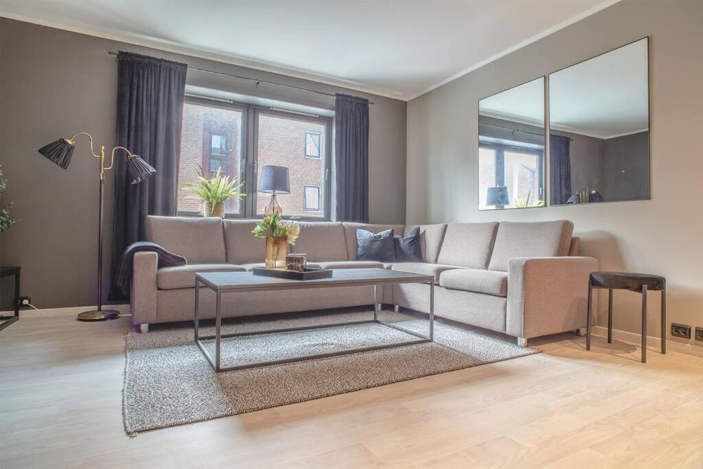 Near Brosundet, Newly Refurnished, Free Street Parking Apartment Ålesund Exterior foto