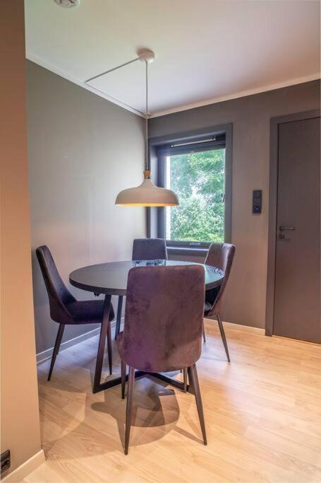 Near Brosundet, Newly Refurnished, Free Street Parking Apartment Ålesund Exterior foto