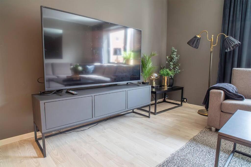 Near Brosundet, Newly Refurnished, Free Street Parking Apartment Ålesund Exterior foto
