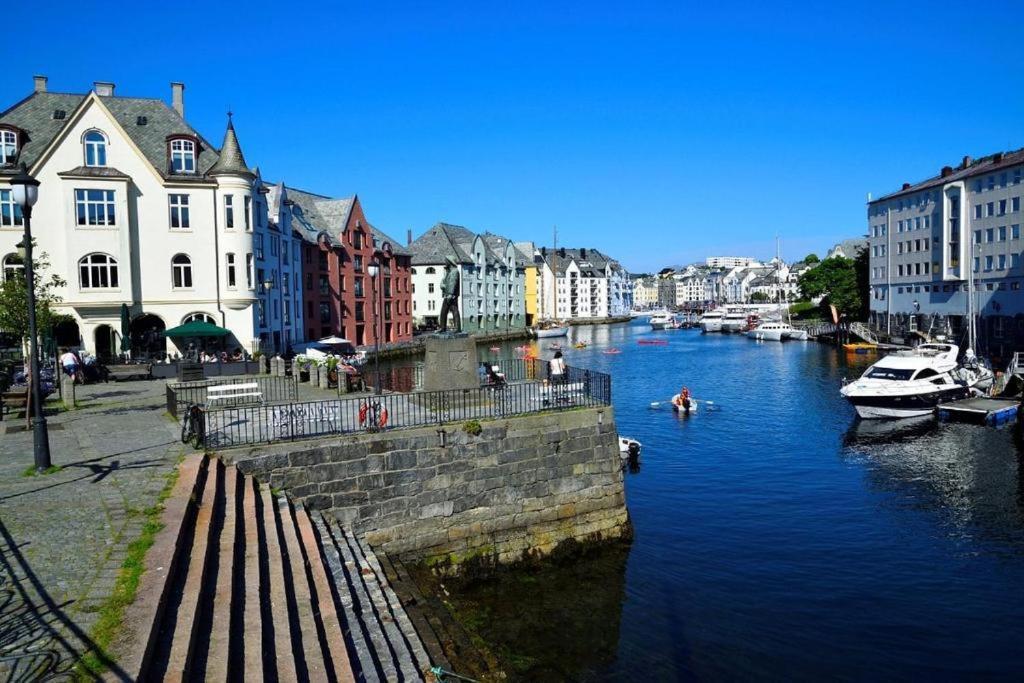 Near Brosundet, Newly Refurnished, Free Street Parking Apartment Ålesund Exterior foto