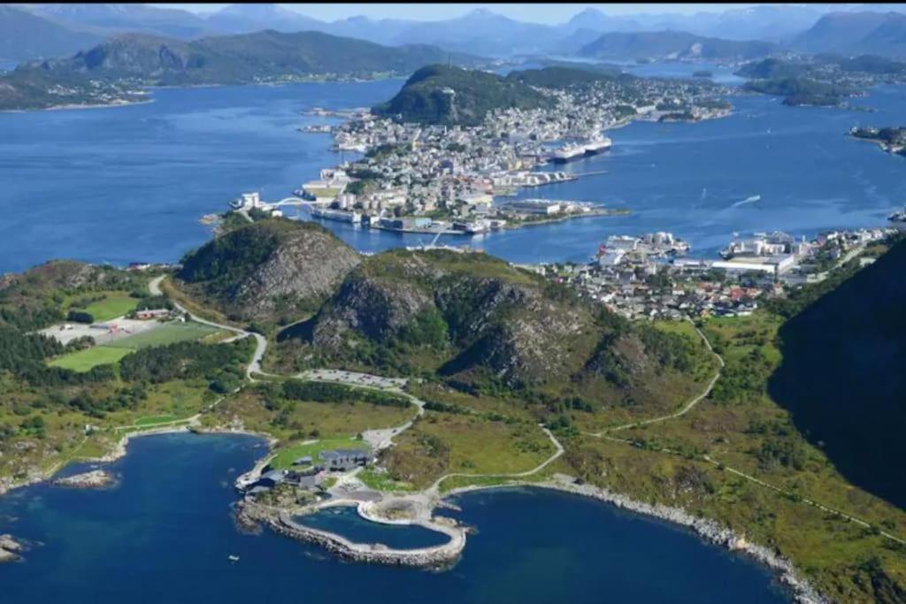 Near Brosundet, Newly Refurnished, Free Street Parking Apartment Ålesund Exterior foto