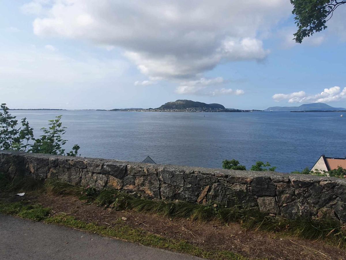 Near Brosundet, Newly Refurnished, Free Street Parking Apartment Ålesund Exterior foto
